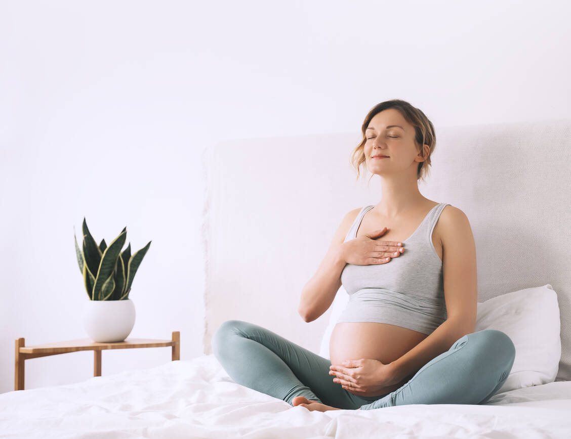 Entspannung und Fokussierung helfen dabei, mit Geburtsschmerz besser umzugehen. / Foto: Adobe Stock/nataliaderiabina
