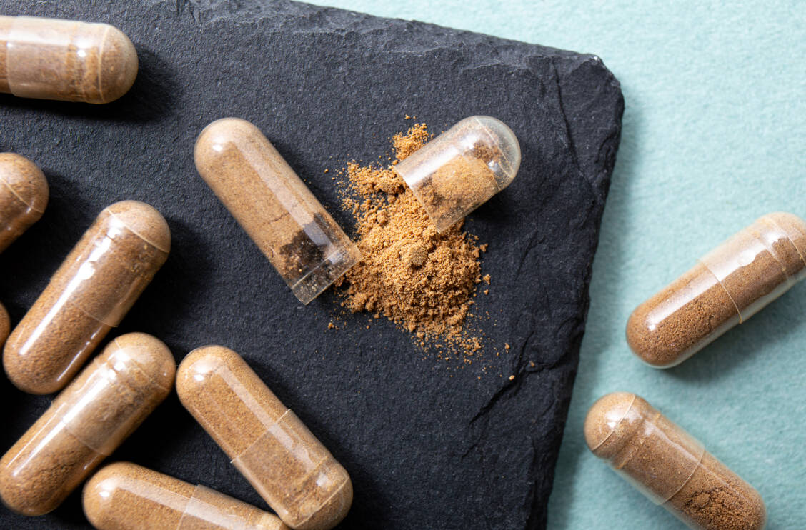Zubereitungen von Ashwagandha werden dem BfR zufolge im Deutschen auch als Schlafbeere, indischer Ginseng oder Winterkirsche bezeichnet. Es gibt sie als Pulver, Kapseln, Tropfen oder Tees. Auf alle Anwendungsarten soll man laut BfR verzichten. / Foto: Getty Images/Helin Loik-Tomson