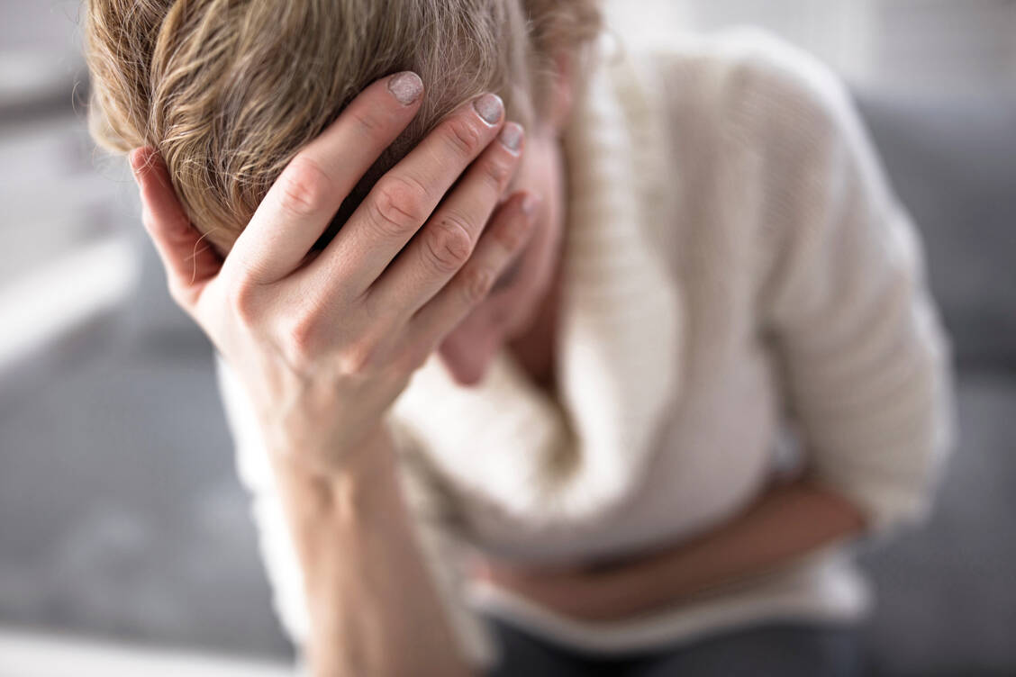 Das Erbrechen kommt in in drei Phasen: Herzklopfen, Blutdruckabfall, kalter Schweiß und vermehrter Speichelfluss kündigen den Prozess an, dann folgt die Rückwärtsbewegung des Verdauungstrakts, bevor sich der Mageninhalt explosionsartig ergießt. / Foto: Adobe Stock/astrosystem