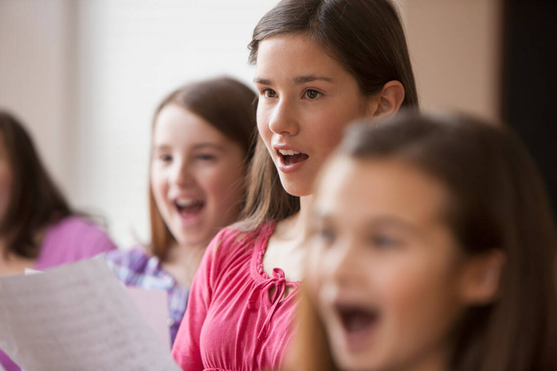 Singen in der Gemeinschaft hat gleich mehrere die Stimmung positiv beeinflussende Effekte.  / Foto: Getty Images/Jose Luis Pelaez Inc
