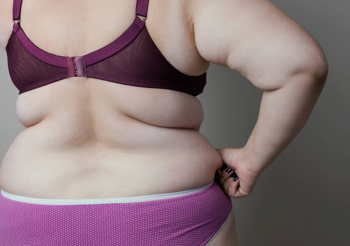 Die erhöhte Krebsgefahr bei Übergewichtigen geht unter anderem von dem Bauchfett aus, das die inneren Organe umgibt. / Foto: Getty Images/Ozgurdonmaz