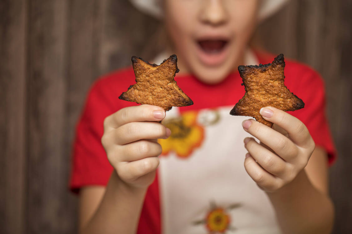»Vergolden statt Verkohlen« heißt die Zauberformel. Mit ein paar Tricks lässt sich der Acrylamid-Gehalt in Gebäck minimieren.  / © Getty Images/Olesya Eroshenko