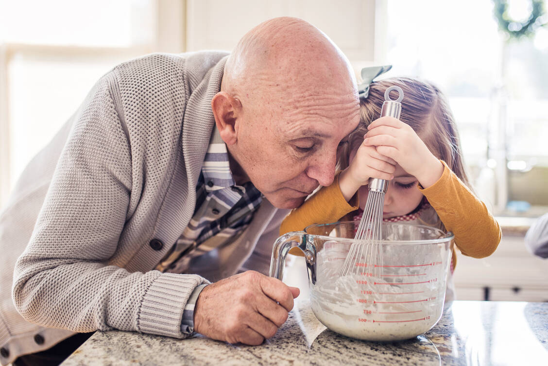 Gemeinsam backen und kochen, gemeinsam essen: Geselligkeit weckt die Lust an ausgewogener Ernährung.  / Foto: Getty Images/Kelsey Smith Photography