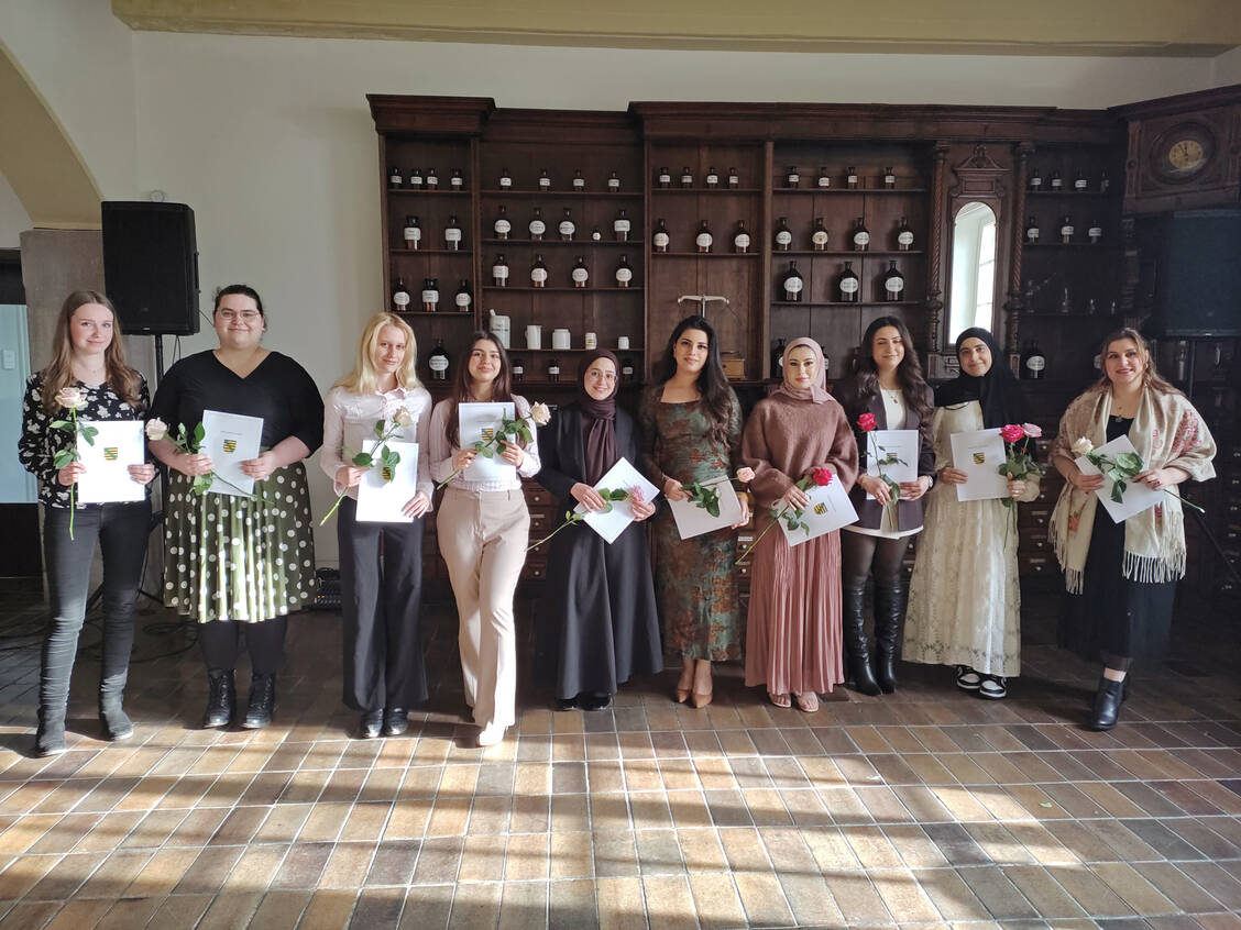 Die Absolventinnen des PTA-Abschlussjahrganges 2026: Die Jahrgangsbeste Aya Zabalawi (2. von rechts) wurde mit einem Gutschein ausgezeichnet. / © Anja Pforte