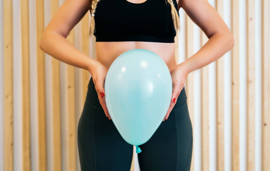 Beim Beckenbodentraining kommt es auch auf die Atemtechnik an: Man kann sich zum Beispiel vorstellen, dass der Bauch innen mit einem Luftballon ausgekleidet ist. Beim Einatmen füllt sich dieser mit Luft – der Beckenboden senkt sich, beim Ausatmen entweicht die Luft – der Beckenboden hebt sich wieder. / Foto: Adobe Stock/ManuPadilla