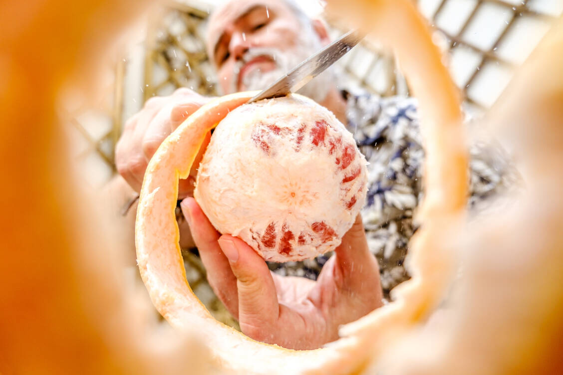 Auch wenn die Grapefruit als sehr gesund gilt, in Verbindung mit manchen Medikamenten kann sie Nebenwirkungen auslösen oder verstärken. / Foto: Getty Images/mediamasmedia
