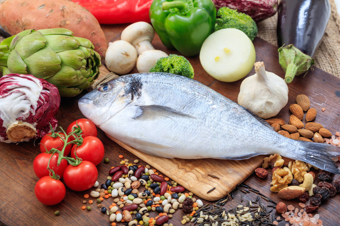 Omega-3-Fettsäuren erhöhen die Fettsäureoxidation und verringern so die Fetteinlagerung in der Leber. Sie kommen hauptsächlich in fettreichen Meeresfischen wie Makrele, Lachs oder Hering vor; als pflanzliche Quellen dienen Raps-, Lein- und Walnussöl. / Foto: Adobe Stock/Rawf8
