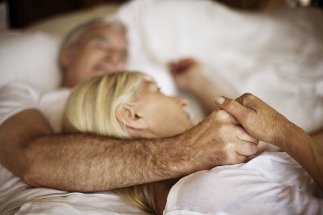 Ein Stoma kann das Sexualleben stören. Betroffene sollten offen mit ihrem Partner und eventuell dem Arzt darüber sprechen. / Foto: Getty Images/Thomas Tolstrup