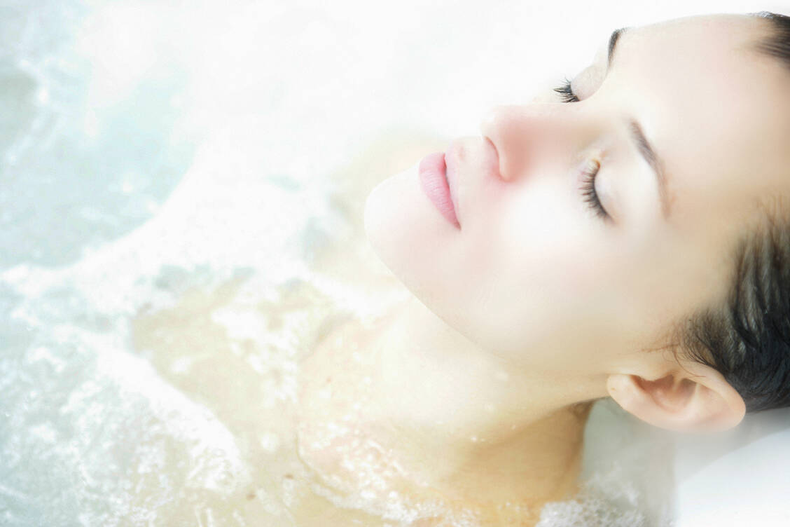 Schneller gesund dank Erkältungsbad? Ob Badezusätze mit ätherischen Ölen tatsächlich einen Effekt haben, ist laut Ökotest nicht erwiesen. / Foto: Getty Images/Caracterdesign