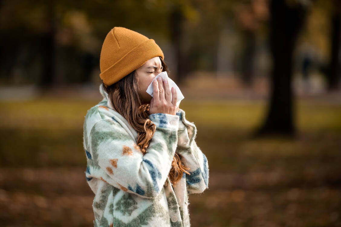 Aus Expertensicht sind Einmalprodukte hygienischer, wenn der Schleim infektiös sein könnte. Anders ist die Lage bei allergischen Beschwerden. / © Getty Images/Martinns
