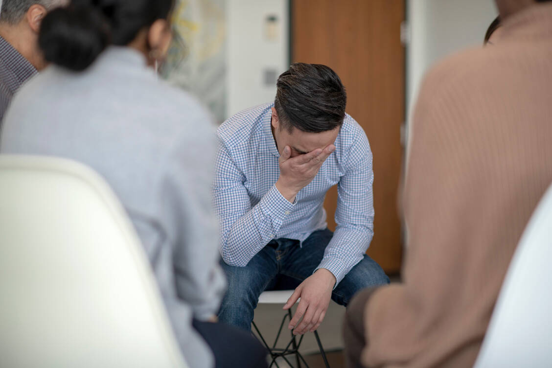 Vielen Betroffenen hilft der regelmäßige Besuch einer Selbsthilfegruppe. Diese gibt Halt, wenn der Süchtige schwierige Lebenssituationen meistern muss. / Foto: Getty Images/FatCamera
