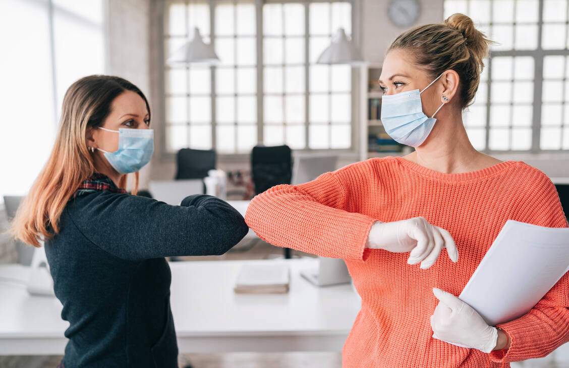 Die meisten halten sich daran: Mit Abstand, Hygiene und Masken gegen das Coronavirus. / Foto: Getty Images/valentinrussanov