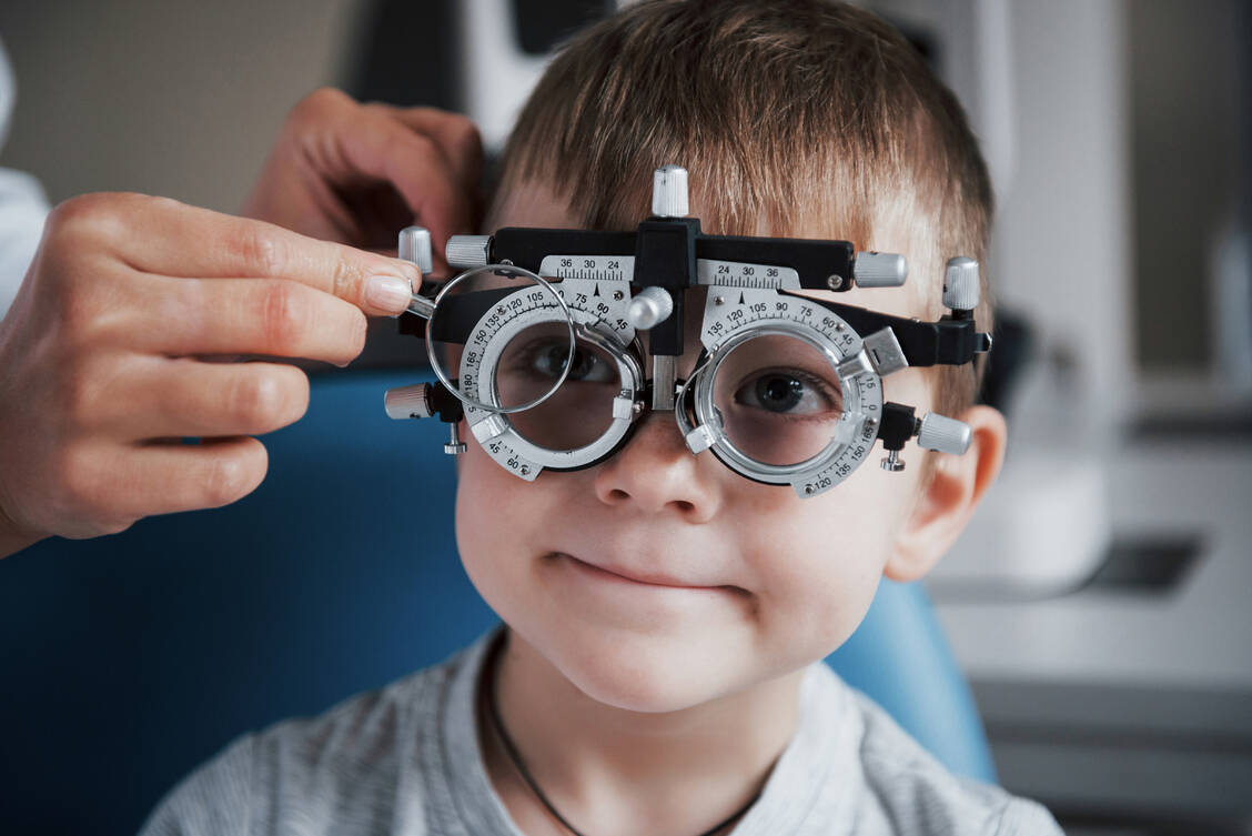 In Europa sind zwischen 30 und 40 Prozent der Kinder und Jugendlichen kurzsichtig, Tendenz steigend. / © Getty Images/standret