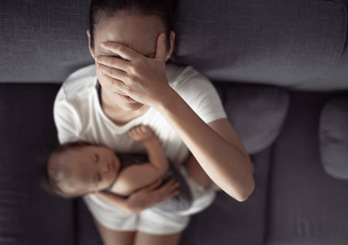 Gut die Hälfte der Frauen kämpft nach der Entbindung mit dem sogenannten Baby-Blues. Manchmal steckt aber auch mehr dahinter.  / © Getty Images/kieferpix