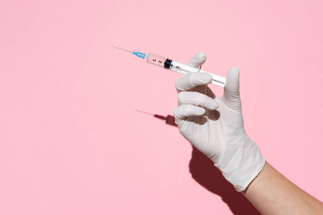 Mit dem Apothekenversorgung-Weiterentwicklungsgesetz (ApoVWG) wurde beschlossen, dass Apothekerinnen und Apotheker alle Nicht-Lebendimpfstoffe verabreichen dürfen. Auch PTA dürfen unter bestimmten Voraussetzungen impfen. (Symbolbild) / © Getty Images/Francesco Carta fotografo