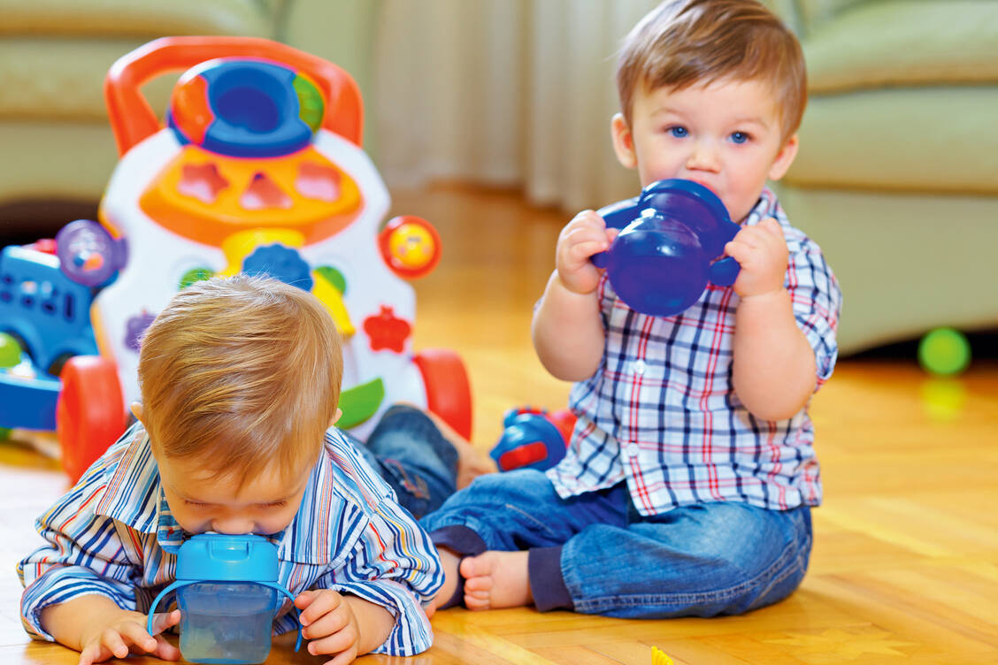Schon bei den Allerjüngsten ist es sinnvoll, in Kitas Standards für eine gesunde Ernährung in der Gemeinschaftsverpflegung zu etablieren.  / Foto: Fotolia/Olesia Bilkei