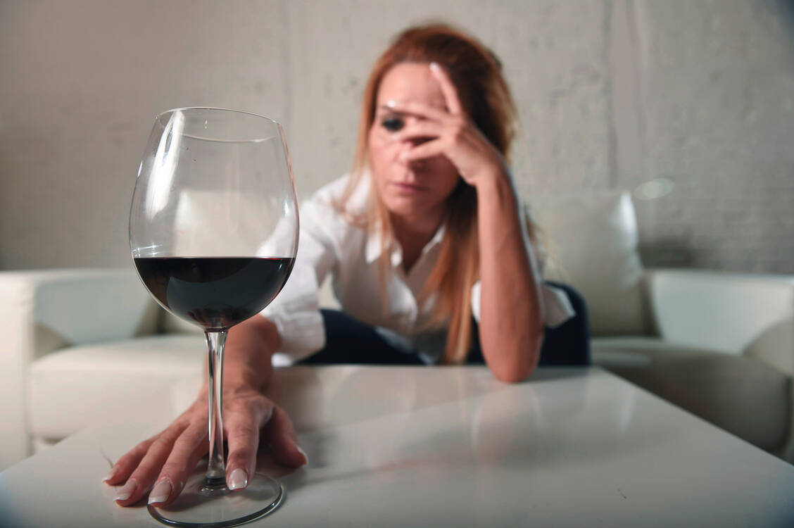 Manche Menschen reagieren schon auf kleine Mengen Rotwein mit Kopfschmerzen. / Foto: Adobe Stock/Wordley Calvo Stock