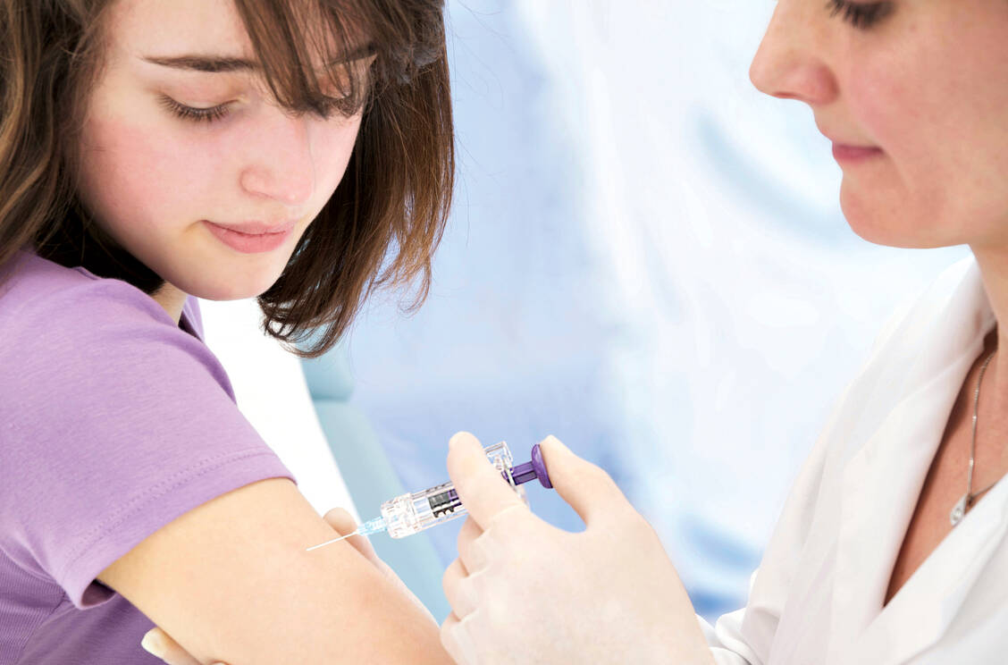 Die HPV-Impfung gilt als sicher. Dennoch hat unsachliche Berichterstattung in der Vergangenheit zu einer Abnahme der Impfraten in manchen Ländern geführt. / Foto: Your PhotoToday