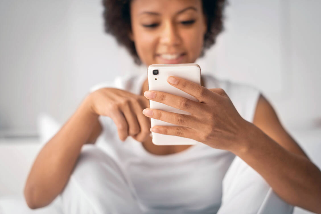 Einer Umfrage zufolge vertraut ein Viertel der Befragten auf Facebook, wenn es um die Gesundheit geht. / Foto: Shutterstock/Stock-Asso