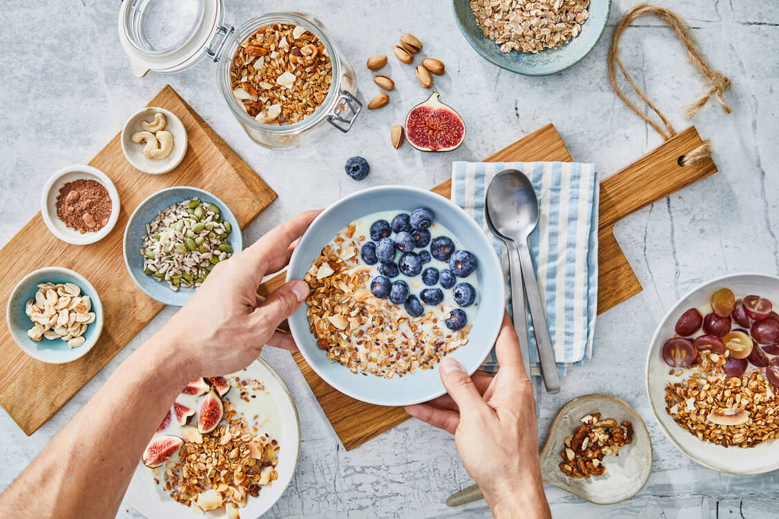 Ein Müsli kann gesund und leicht sein – oder eine Kalorienbombe. Grund dafür ist die Energiedichte. / © Getty Images/Marko Jan