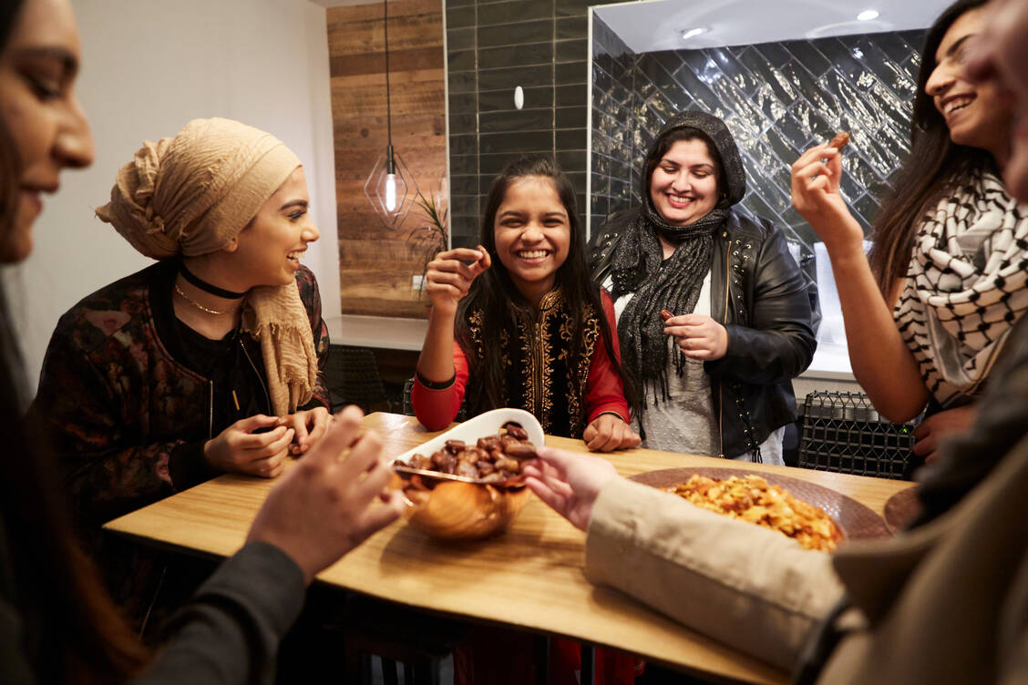 Im Ramadan können die Tage ohne Nahrung anstrengend sein. Abends wieder essen dürfen, bereitet dann um so mehr Freude. / Foto: Getty Images/Shirley Yu
