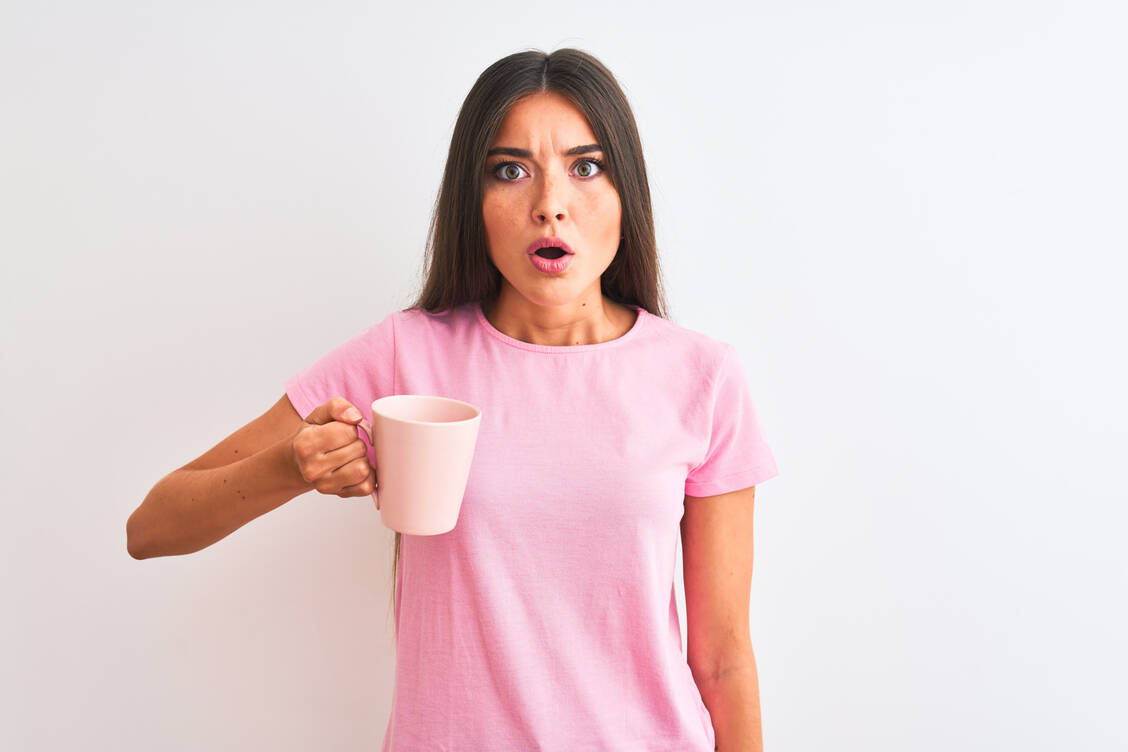 Kaffee, schwarzer Tee oder Milch zu einer eisenreichen Mahlzeit? Darauf sollte man eher verzichten, wenn man unter Eisenmangel leidet oder Nahrungsergänzungsmittel mit Eisen einnimmt. / © Getty Images/AaronAmat