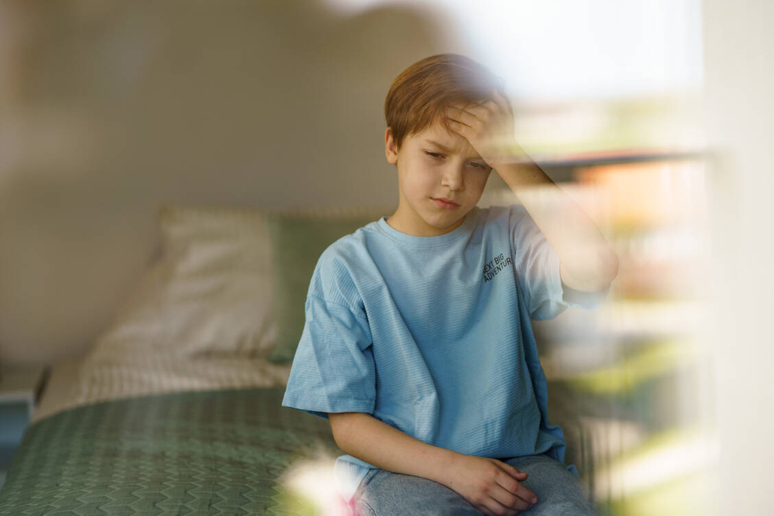 Leiden Kinder täglich unter migräneartigen Kopfschmerzen, könnte womöglich auch eine bestimmte Form der Epilepsie dahinterstecken. / © Getty Images/StockPlanets