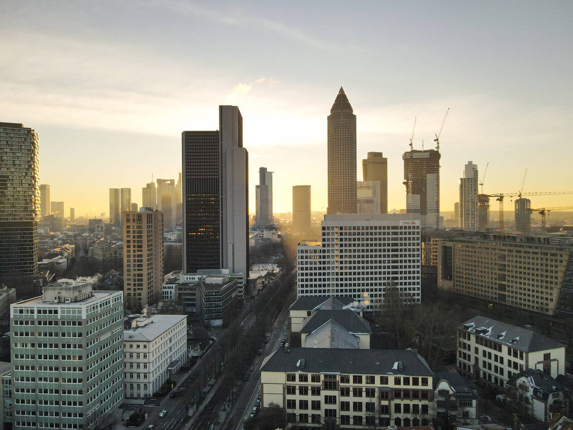 Beton speichert Wärme und führt zur Aufheizung der Großstädte, hier Frankfurt am Main. / Foto: Getty Images/Haussmann Visuals