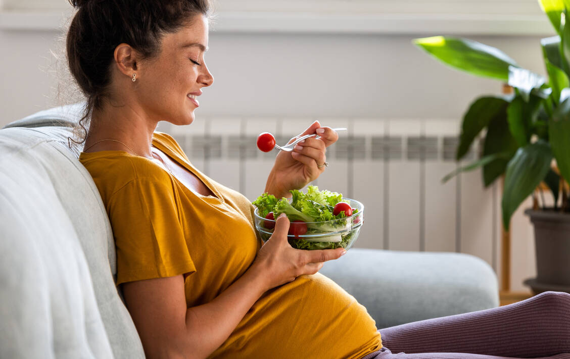 Wie viel und was sollten werdende Mütter essen und was besser nicht? Eine rundum gesunde Ernährung in der Schwangerschaft umzusetzen, ist gar nicht so einfach. / Foto: Adobe Stock/Budimir Jevtic