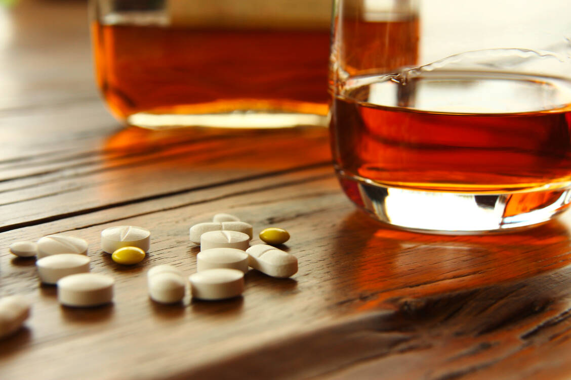 Müde, unkonzentriert, langsame Reaktionen: Wer Medikamente nimmt und Alkohol trinkt, sollte nicht mehr am Straßenverkehr teilnehmen. / Foto: Adobe Stock/WoGi