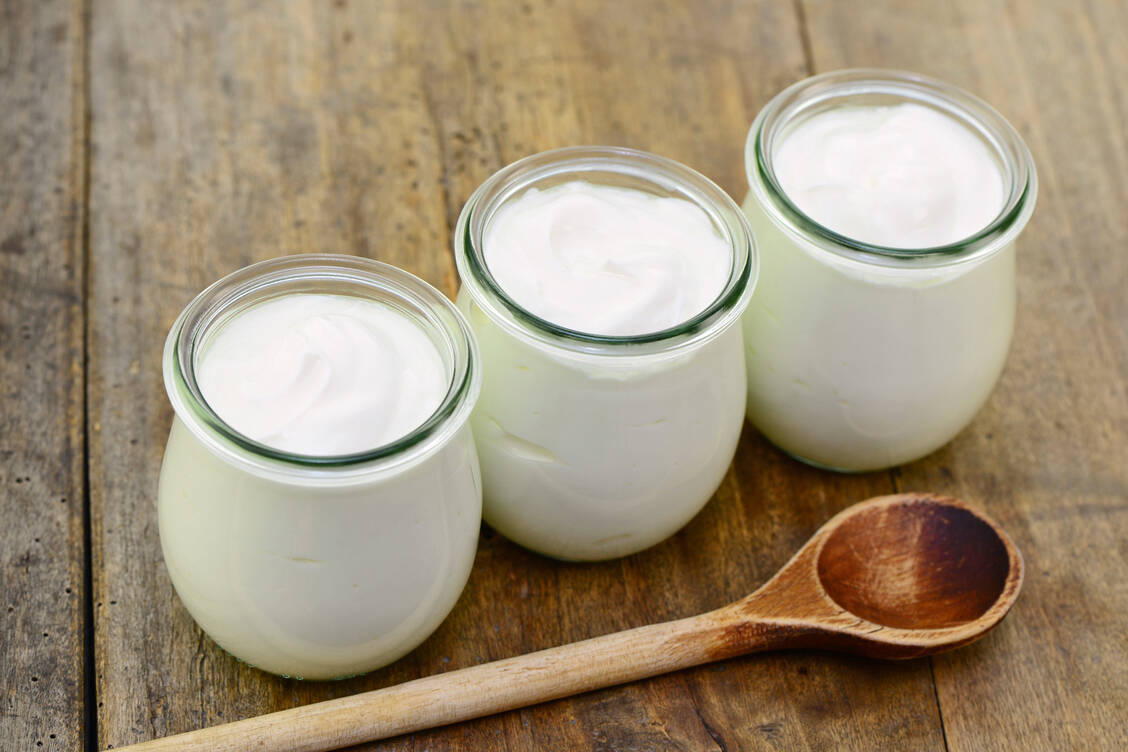 Milchprodukte liefern wertvolles Calcium und Milchsäurebakterien, die Zahnbeläge verhindern können. / Foto: Fotolia/photocrew