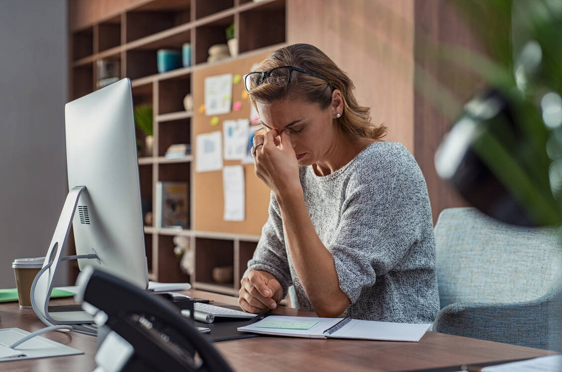 Für die Augen bedeutet lange Bildschirmarbeit Stress, was zu Trockenheit, Brennen und auch Kopfschmerzen führen kann. / © Getty Images/Ridofranz