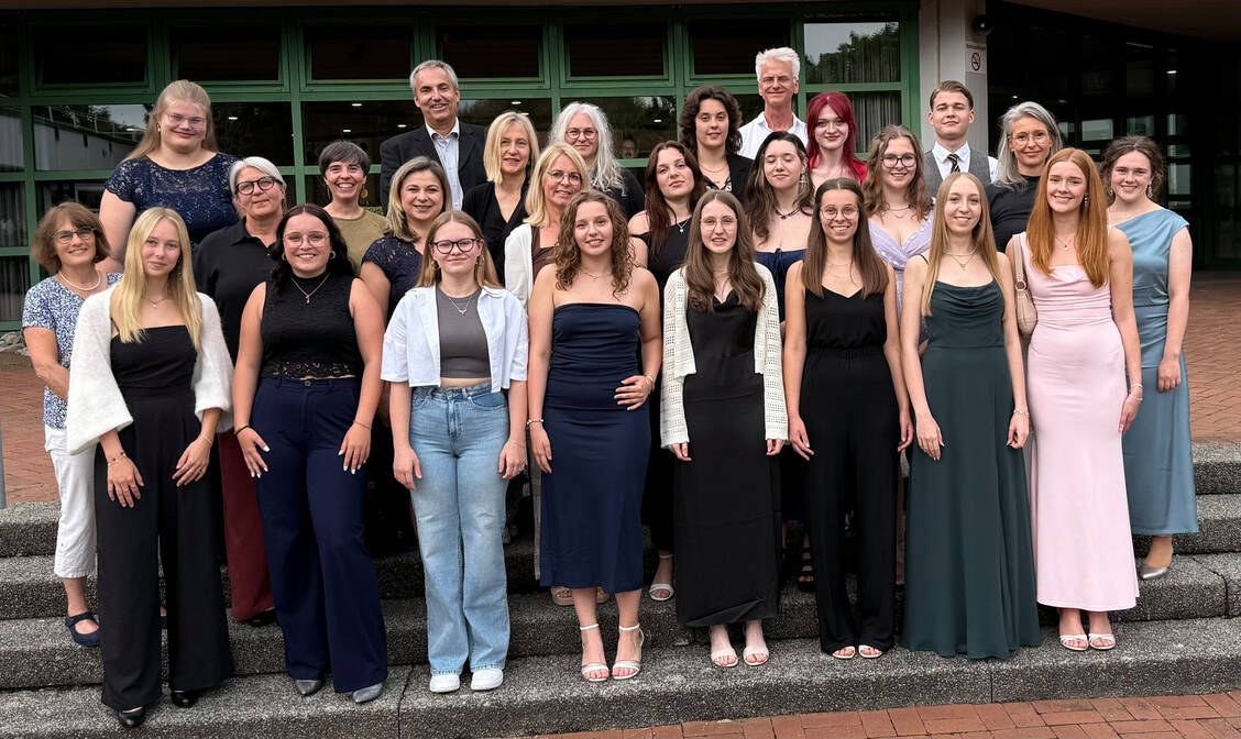 Wir gratulieren allen Absolventinnen und Absolventen herzlich und wünschen viel Erfolg für die Zukunft! / © Bild: PTA-Schule Ellwangen
