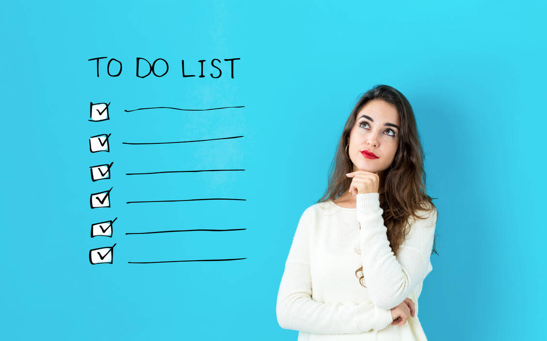 Damit die Liste mit Aufgaben nicht zu lang und unrealistisch wird, sollten sich Stressgeplagte fragen: »Was steht heute an und was davon ist besonders wichtig oder dringend?« / Foto: Adobe Stock/Tierney