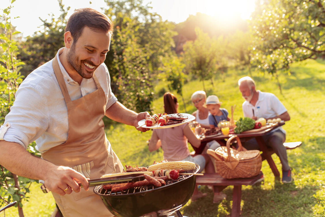 Die Tage werden länger und die Abendtemperaturen wärmer: beste Voraussetzungen für einen Grillnachmittag mit der Familie. / Foto: Adobe Stock/ivanko80