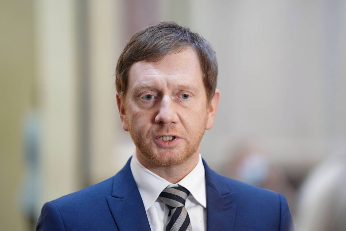 Sachsens Ministerpräsident Michael Kretschmer wird sich am kommenden Montag apothekenpolitischen Fragen stellen. / Foto: imago images/Political-Moments