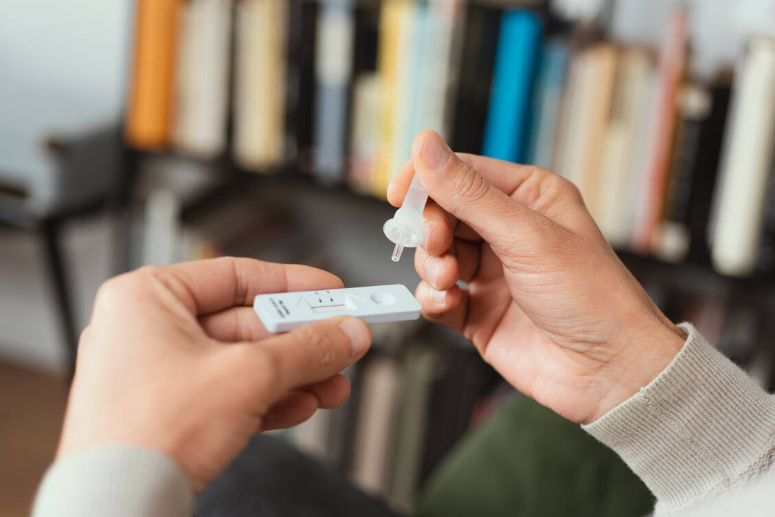 Ein selbst durchgeführter Schnelltest birgt immer Unsicherheiten und ist niemals ein Freifahrtschein. / Foto: Adobe Stock/nito