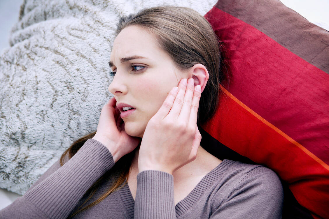 Probleme mit den Ohren wie Tinnitus, Schwindel oder eine Hörminderung können auf eine Coronainfektion hindeuten. / Foto: Getty Imaes/BSIP/UIG