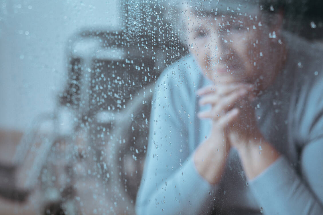Die Symptome eines Delirs können mit anderen Erkrankungen wie Depression verwechselt werden. / Foto: Getty Images/KatarzynaBialasiewicz