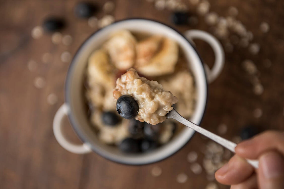 Kleie ist eine gesunde Ergänzung in Müsli, Brot oder Pancakes. Übertreiben sollte man es mit Kleie jedoch nicht, und immer genug dazu trinken. / © Getty Images/Alberto Duran Photography