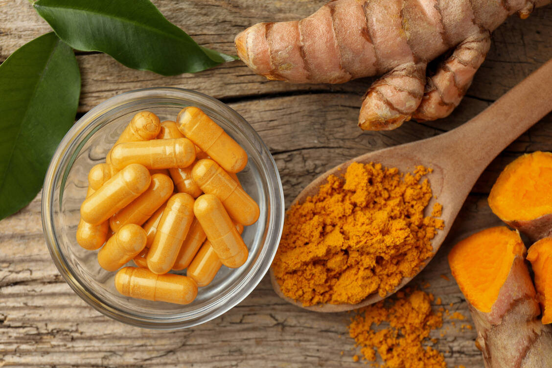 Curcuma gehört wie Ingwer zu den Zingiberaceae. Die enthaltenen Scharfstoffe sind therapeutisch interessant. / © Getty Images/Liudmila Chernetska