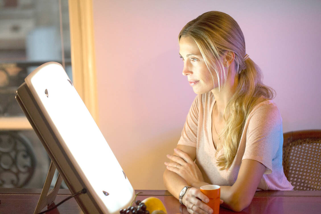 Wer sehnt sich nicht nach einer Extraportion Licht, wenn es am Nachmittag schon dämmert? / © Getty Images/Sandy AKNINE