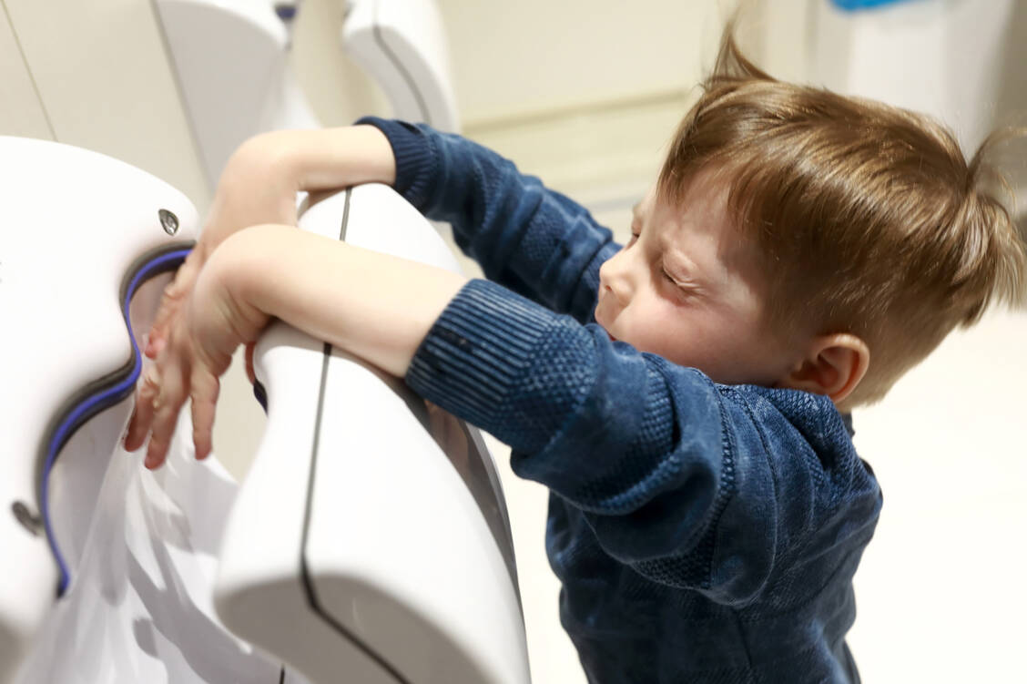 Experten halten Lufttrockner im Gesundheitswesen für ungeeignet und raten dazu, deren Verwendung auch in öffentlichen Toiletten mit viel Besucherverkehr zu überdenken. / Foto: Getty Images/Radist
