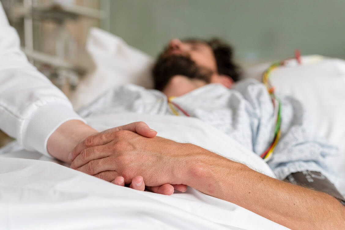 Beim künstlichen Koma handelt es sich eigentlich um eine tiefe Sedierung. / © Getty Images/Cavan Images/Raffi Maghdessian