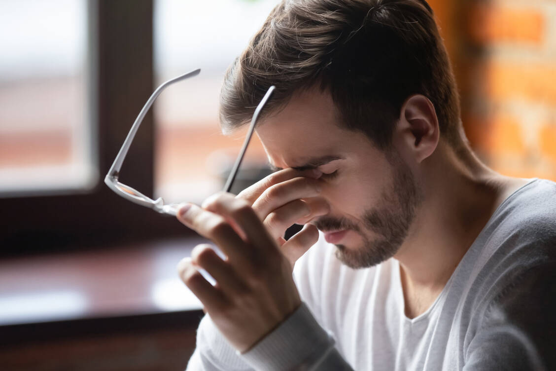 Zu viel online, zu wenig draußen – die Pandemie hat Migräne vor allem bei jungen Männern befördert. / Foto: Adobe Stock/Fizkes