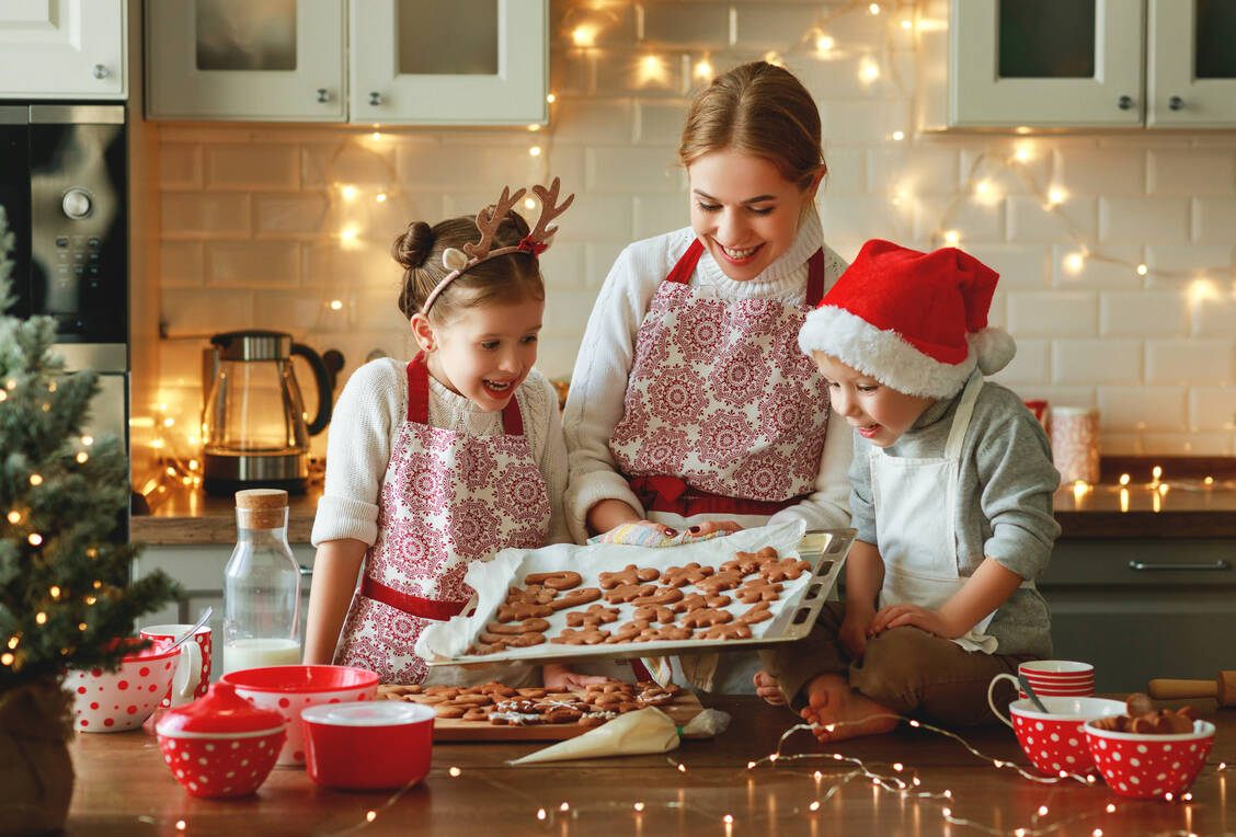 Weihnachtsplätzen sollten der Gesundheit zuliebe besser ohne Hirschhornsalz und nicht zu dunkel gebacken werden. / © Adobe Stock/JenkoAtaman