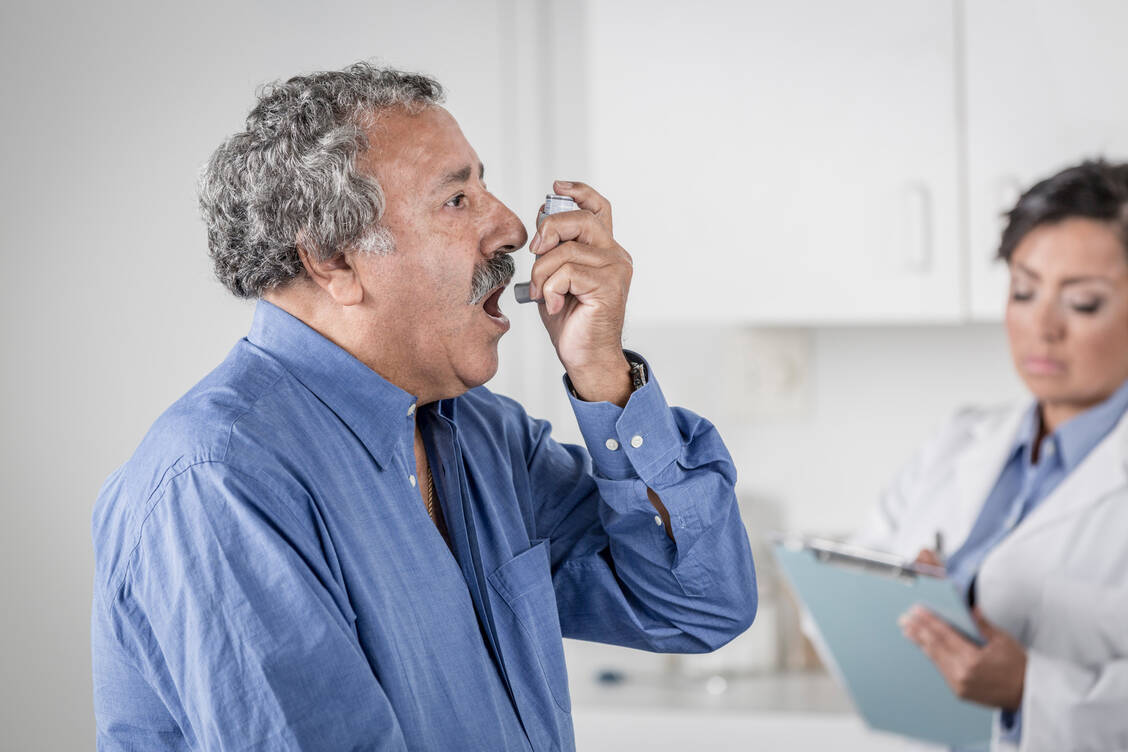 Beim Monitoring sollte zuerst der Patient vormachen, wie er inhaliert. PTA oder Apotheker beobachten, notieren eventuelle Fehler und besprechen sie im Nachgang mit dem Patienten. / © Getty Images/Terry Vine