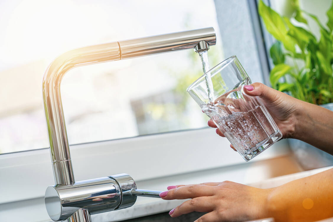 Zu wenig trinken kann die Hypotonie-Symptome verstärken. / Foto: Getty Images/rclassenlayouts