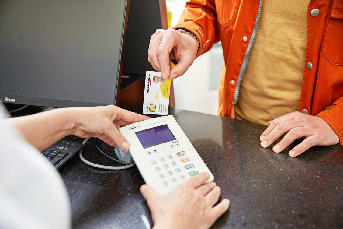 Der Behandlungskontext, in dessen Rahmen Apotheken für drei Tage auf die EPA zugreifen können, entsteht beim Stecken der elektronischen Gesundheitskarte. / © ABDA