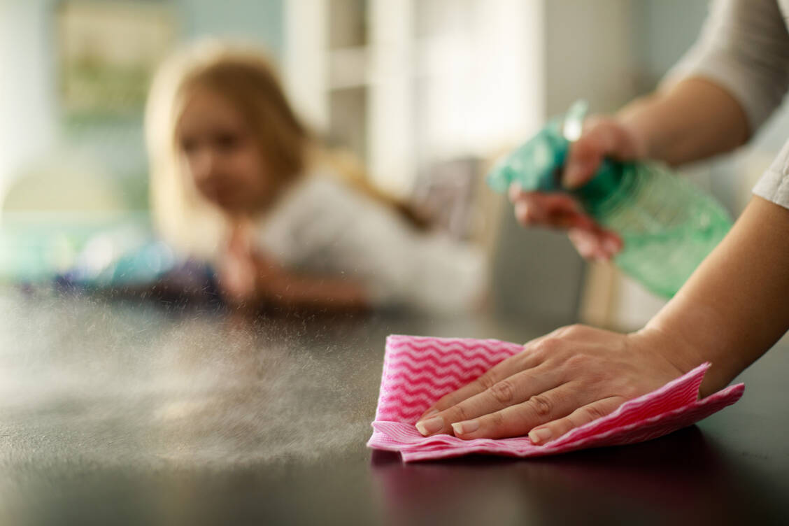 Erkrankungen wie Adipositas, Neurodermitis, entzündlichen Darmerkrankungen und Allergien können neben mangelnder Bewegung und falscher Ernährung auch durch übertriebene Hygiene-Maßnahmen entstehen. Das ist besonders bei Kleinkindern und in Pandemie-Zeiten bedenklich. / Foto: Getty Images/fotostorm